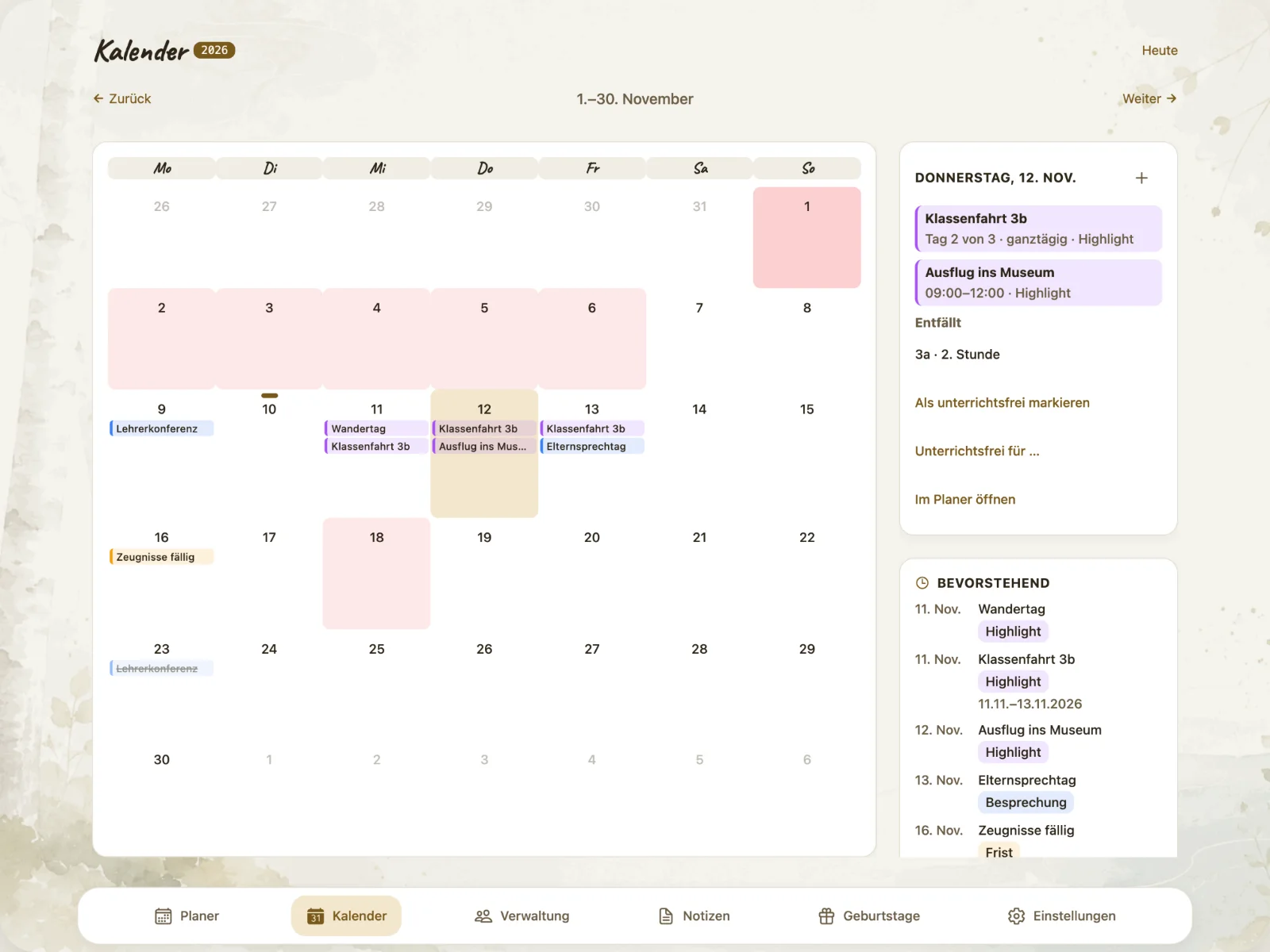 Der Monatskalender mit Schulferien und Feiertagen des Bundeslands, daneben der gewählte Tag mit seinen Terminen, den entfallenden Stunden und dem, was als Nächstes ansteht.